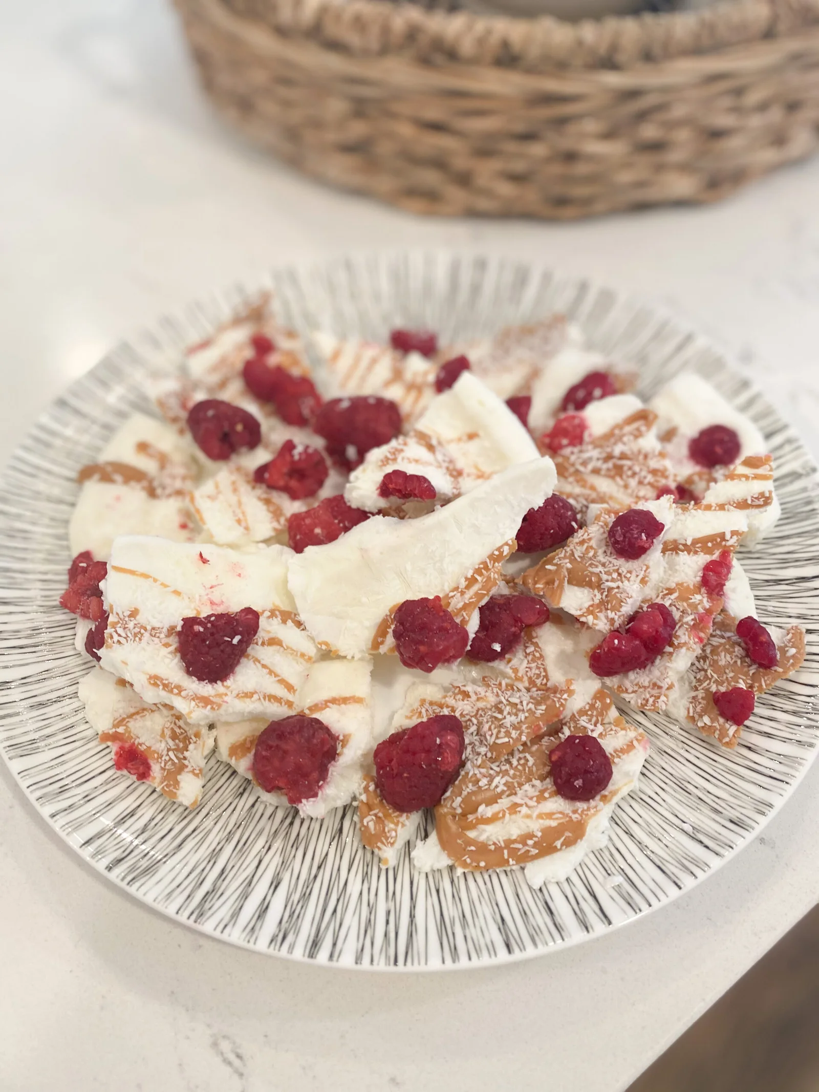 Easy & Healthy Yogurt Bark Snack Idea ?